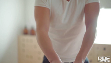 Il a collé son bite dans la petite chatte juteuse de la fille huileuse Thumb