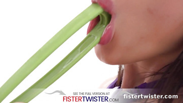 Les bombes lesbiennes adorent le fisting ! Thumb