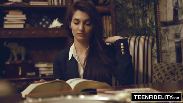 La prof coquine a baisé la chatte d'une jeune fille timide Thumb