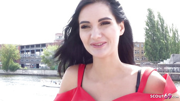 Une touriste russe se fait draguer par un faux agent à Berlin Thumb