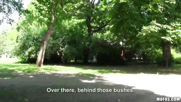 Barbi jouit pour de l'argent puis s'assoit sur le sol Thumb