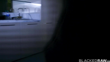 La chatte blonde ramassée par les mecs noirs hardcore a été jetée dans la fête Thumb