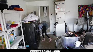 Un beau-père excité a enfoncé son énorme phallus jusqu'au fond de la chatte de sa fille Thumb