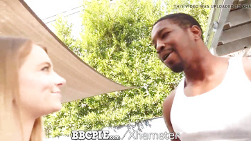 La blonde excitée grimpa sur l'énorme phallus du mécanicien Thumb