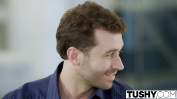 La salope blonde excitée était tellement excitée de se faire baiser si fort dans le cul Thumb