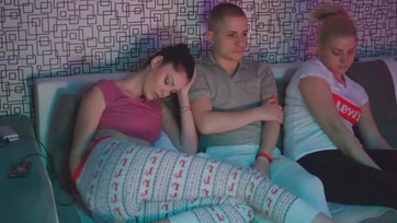 Trio avec deux adolescentes bien en chair, dont une avec son petit ami Thumb