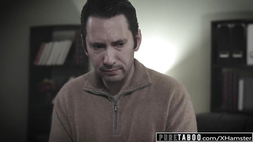 Un conseiller scolaire exploite une écolière sexy Thumb