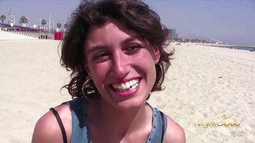 Elle est rentrée joyeusement chez elle pour baiser le mec anonyme avec le spiné pris sur la plage Thumb