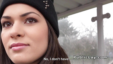 Une beauté de Budapest est rentrée chez elle avec un inconnu pour un petit cadeau Thumb