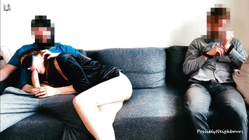 Une salope amatrice suce la bite de son copain sur la poitrine Thumb