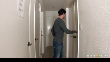 Elle a sucé et chevauché l'énorme bite de son client avec son cul Thumb