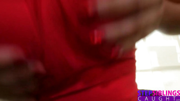 Une petite demi-sœur coquine séduit son frère avec ses seins sexy Thumb