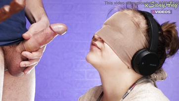 Il a coupé et baisé la bouche de son camarade de classe pendant le jeu de dégustation Thumb