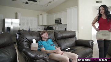 Une belle-mère affamée de bites couche avec son fils Thumb