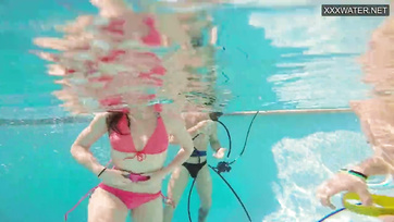 Une Hongroise audacieuse a sucé la bite du mec sous l'eau Thumb