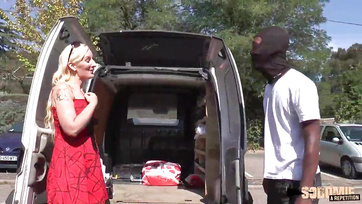 Elle a sucé l'énorme bite en chocolat pendant qu'un autre mec lui baisait la chatte Thumb