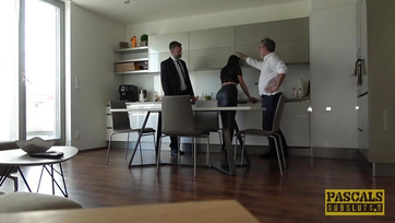 Salope plantureuse en collants baisée à la taille par de grosses bites Thumb