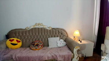 Une beauté se masturbe devant sa webcam à la demande de ses fans Thumb