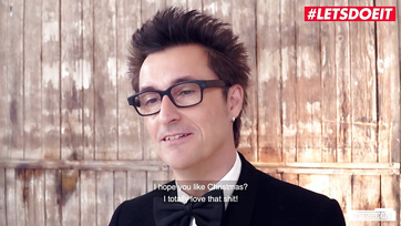 Deux secrétaires aux seins siliconés baisés la bouche ouverte Thumb