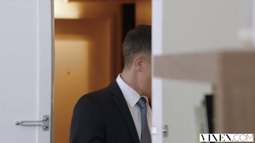 Dès que le charmant petit ami a entendu le bruit, il a immédiatement sauté sur la grosse bite Thumb