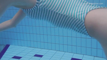 Ado aux petits seins enlève son maillot de bain Thumb