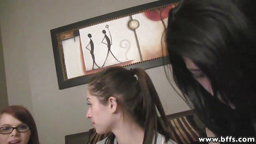 Adolescentes lesbiennes enlèvent leur pyjama et baisent comme des folles Thumb