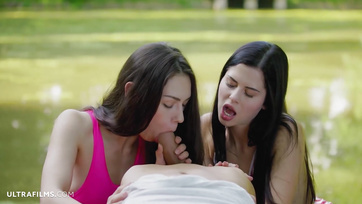 Mannequins russes s'amusant avec un jeune garçon Thumb