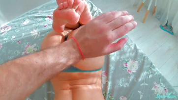 Une nana sexy en string chevauche la bite de son voisin Thumb