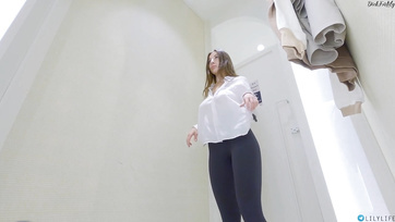 Une jeune femme sexy se masturbe beaucoup dans la cabine d'essayage Thumb