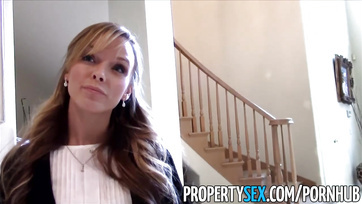 Une agente immobilière blonde sexy suce la bite de son client Thumb