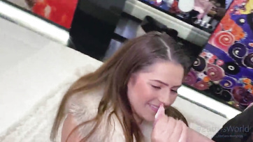 La chatte d'une petite adolescente gicle lors de son premier casting sexuel Thumb