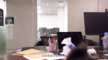 Une secrétaire japonaise avale la saucisse de son patron dans sa chatte poilue Thumb