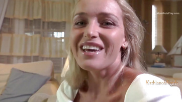 Une milf blonde en bas nylon fantasme sur une bombe à grosse bite Thumb