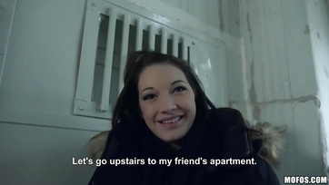 La fille Pest était heureuse de monter à l'appartement avec l'inconnu pour un petit café Thumb