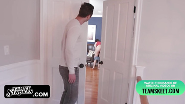 Un frère pervers espionne sa demi-sœur et la baise bien Thumb