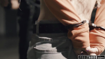 L'adolescente blonde a été menottée et a appris à faire une leçon mauresque par la patrouilleuse aux gros seins Thumb