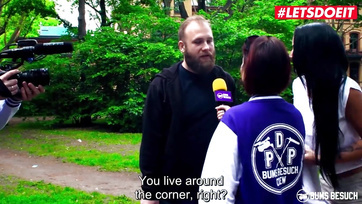 Une actrice porno allemande a dragué un jeune partenaire de baise dans la rue Thumb