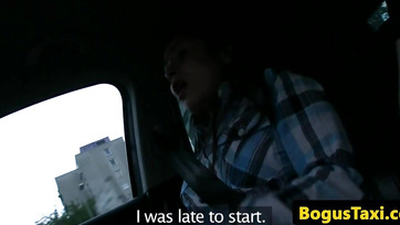 Il a attrapé la belle chatte hongroise et l'a tirée sur son énorme bite Thumb