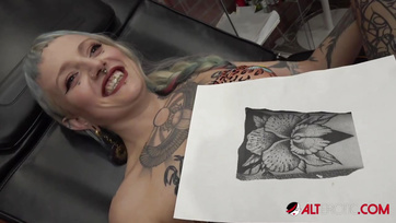 Une adolescente cousue suce une bite après un tatouage de chatte Thumb