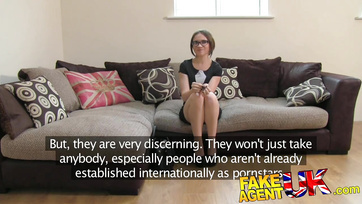 La jolie fille a laissé le cul gluant entrer lors de son premier casting Thumb