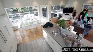 Une demi-soeur et ses belles amies ont attaqué le garçon chanceux Thumb