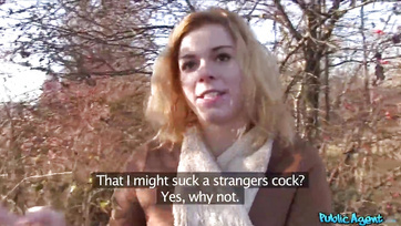 Avec un peu de bite, il a facilement convaincu la nana inconnue de lui faire une petite pipe Thumb