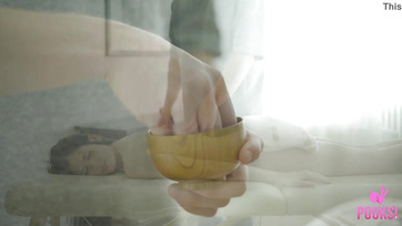 La séduisante fille excitée voulait la carotte pendant le massage Thumb