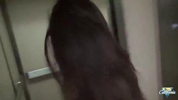 La Française au cul rond a tiré le bâton vers elle pour baiser sa chatte Thumb