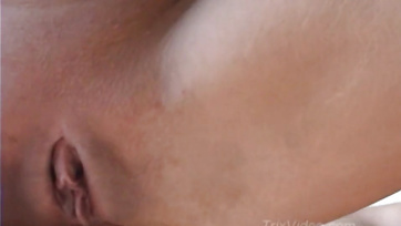 Une grand-mère blonde chaude adore le sexe anal Thumb