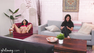 Il a surpris sa maîtresse en train de se masturber et lui a léché la chatte chaude Thumb