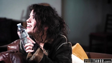 Il a résisté à la tentation pendant longtemps, mais il a fini par baiser l'inconnue Thumb