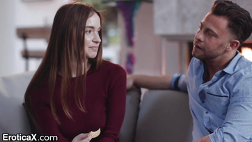 Des nanas coquines échangent leurs petits amis pour pimenter leur vie sexuelle Thumb