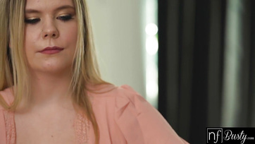 Lors du premier rendez-vous, Pipi, la blonde affamée de bites, s'est mise au lit avec le beau gosse Thumb