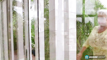 Le mec musclé a brutalement baisé la maman blonde aux seins énormes dans le cul Thumb